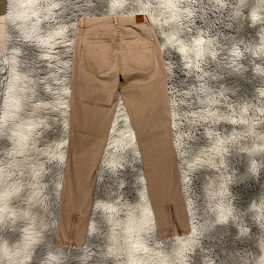 Like new Guess Tan capri Jeans with zipper details